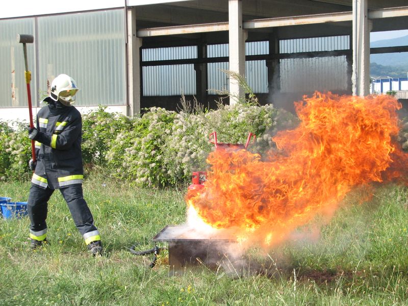 Brandschutzübung: Löschversuch mit dem Feuerlöscher
