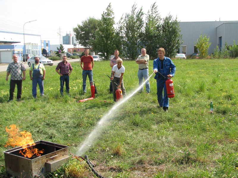 Brandschutzübung: Teilnehmerinnen und Teilnehmer beim Üben