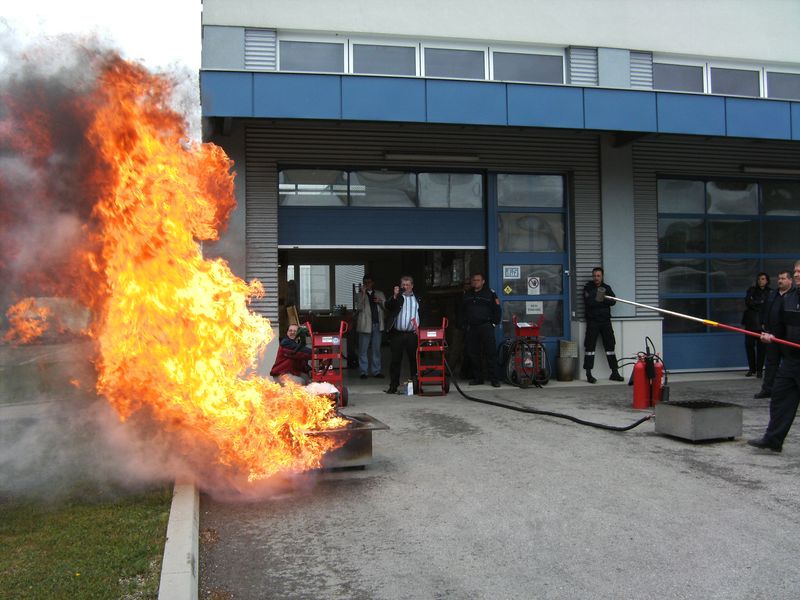Brandschutzübung: Löschvorführung an einem Flüssigkeitsbrand vor einem Betriebsgebäude