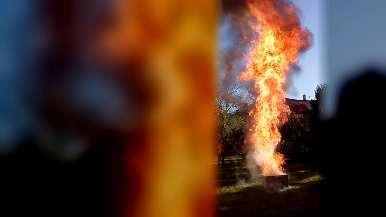 Fettbrand-Demonstration bei einer IFUS-Brandschutzübung: Nach einem Löschversuch mit Wasser schießt brennendes Öl als Feuersäule in die Höhe