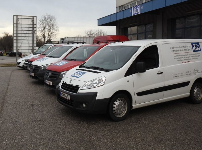 Servicefahrzeuge vor dem Betriebsgebäude