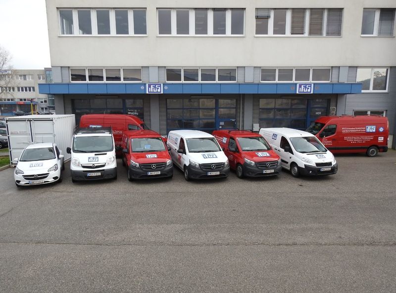 IFUS-Firmengebäude mit Servicefahrzeugen